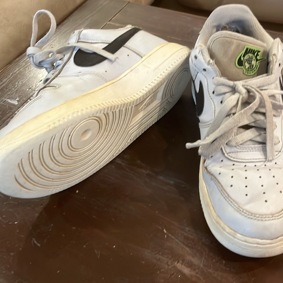 Nike used kicks size worn off men’s 7.5 used needs a good cleaning - Picture 3 of 3